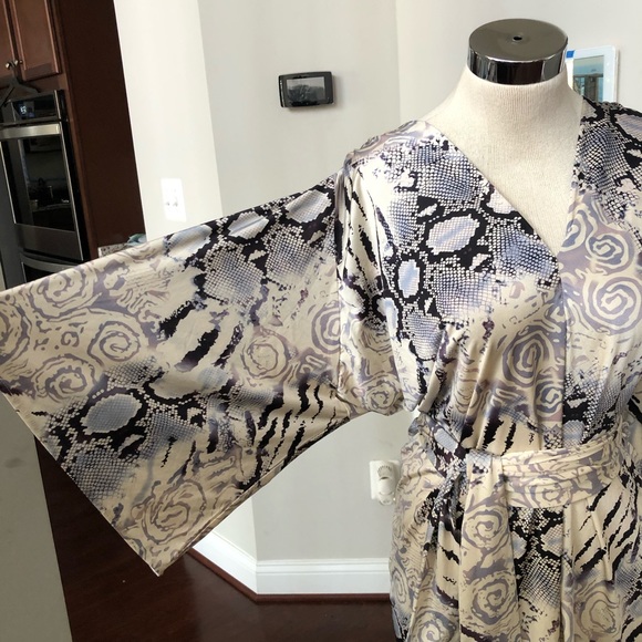 Gorgeous Accentuating Dress - Picture 5 of 6